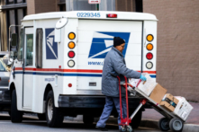 Phát ngôn viên: Quy định chích ngừa bắt buộc của TT Biden không bao gồm USPS