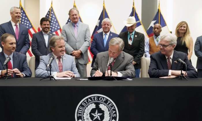 Thống đốc Texas ký dự luật cải cách bầu cử thành luật