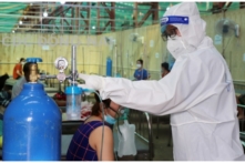 Tin Việt Nam ngày 15/9: Gần 10,600 ca mắc mới, 250 ca tử vong, 400,000 liều vaccine do Nhật Bản tặng sẽ về trong tháng 9, hàng quán tại 19 quận/huyện ở Hà Nội được mở bán mang về, Sài Gòn cho phép người dân vùng xanh ra công viên tập thể dục