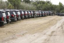 Thống đốc Texas điều động ‘bức tường thép’ bằng xe hơi để chặn người nhập cư bất hợp pháp ở biên giới