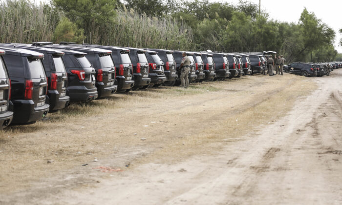 Thống đốc Texas điều động ‘bức tường thép’ bằng xe hơi để chặn người nhập cư bất hợp pháp ở biên giới