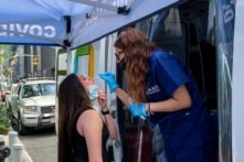 WHO báo cáo số ca nhiễm, số ca tử vong do COVID-19 giảm trên toàn thế giới