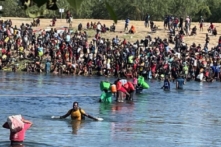 Người nhập cư bất hợp pháp đổ xô đến Mexico từ Trại Texas để tránh bị trục xuất