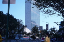 Học viên Pháp Luân Công tập hợp ngoài tòa nhà LHQ để phản đối tội ác của ĐCSTQ