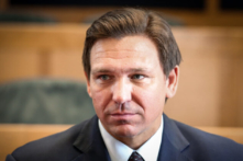 Thống đốc Florida: Chính phủ địa phương phải đối mặt với khoản tiền phạt 5,000 USD vì áp đặt lệnh bắt buộc chích vaccine COVID-19