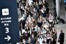 Pháp cấm du lịch không cần thiết đối với những người Mỹ chưa chích ngừa