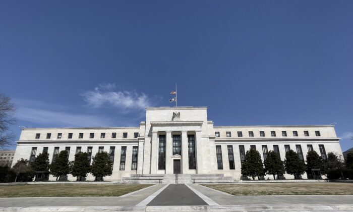 Fed giữ lãi suất ổn định, có thể giảm mua trái phiếu ‘sớm’