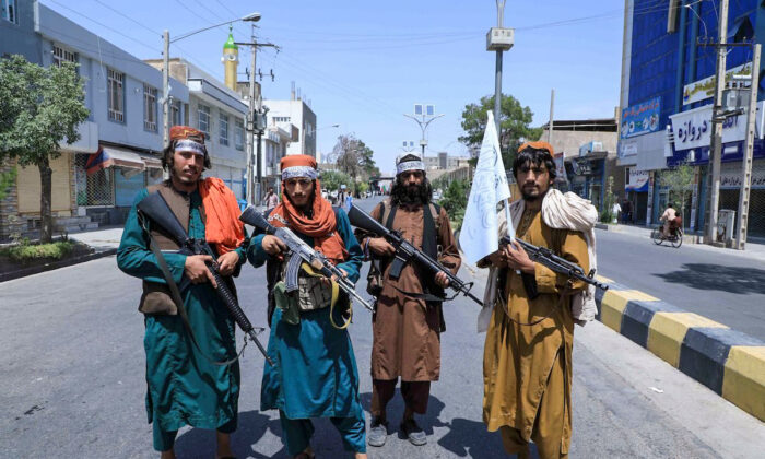 Taliban ‘bắt giữ’ người Mỹ ‘làm con tin’ tại phi trường Afghanistan