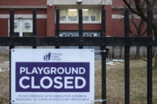 COVID-19 làm trầm trọng thêm tình trạng thiếu giáo viên tại các trường công lập, buộc một số trường quay lại học tập từ xa