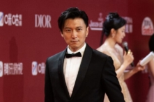 Nam diễn viên Hồng Kông từ bỏ quốc tịch Canada quy phục trước Bắc Kinh