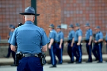 Massachusetts: ‘Hàng chục’ cảnh sát chính phủ đệ đơn từ chức vì lệnh bắt buộc chích vaccine