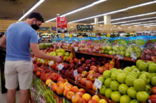 Niềm tin của người tiêu dùng giảm xuống mức thấp nhất trong 6 tháng do nỗi lo COVID-19 và lạm phát