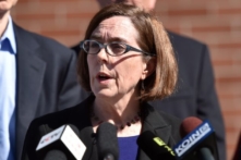 Oregon: Cảnh sát và lính cứu hỏa kiện thống đốc vì lệnh bắt buộc chích ngừa vaccine COVID-19