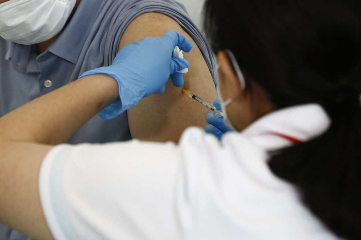 Nhật Bản: Đình chỉ một lô vaccine khác của Moderna sau khi tìm thấy ‘hạt đen’ trong lọ
