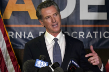 Ông Newsom đưa bài diễn văn chiến thắng trước kết quả không chính thức về khả năng vẫn tại nhiệm