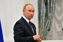 Tổng thống Nga Putin tự cách ly sau khi phát hiện COVID-19 trong đoàn tùy tùng