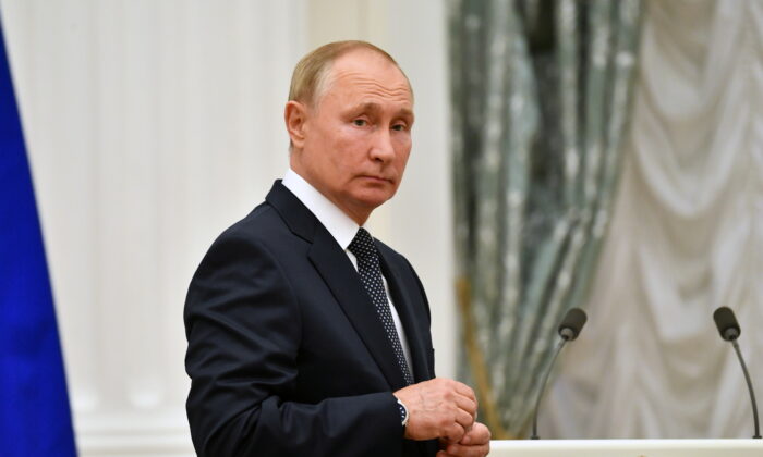 Tổng thống Nga Putin tự cách ly sau khi phát hiện COVID-19 trong đoàn tùy tùng