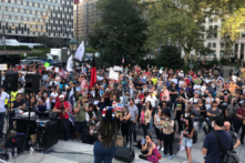 Người dân New York biểu tình phản đối lệnh chích vaccine bắt buộc: ‘Đây là một bước ngoặt’