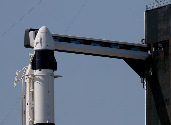 SpaceX đưa người vào không gian