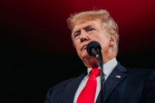 Cựu TT Trump bất ngờ viếng thăm NYPD và FDNY vào dịp 11/09, gợi ý về cuộc chạy đua tổng thống năm 2024