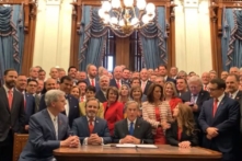 Texas: Lệnh cấm đối với hầu hết các ca phá thai có hiệu lực sau khi Tối cao Pháp viện không can thiệp