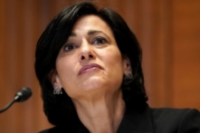 Giám đốc CDC biện hộ cho việc bác bỏ khuyến nghị của ủy ban cố vấn vaccine về liều bổ sung