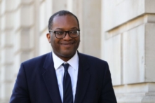 Bộ Trưởng kinh doanh can thiệp vào vụ mua lại công ty Graphene tại Vương quốc Anh do lo ngại yếu tố lợi ích của Trung Quốc