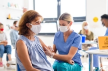 CDC Âu Châu mâu thuẫn với chính phủ TT Biden, nói rằng mũi vaccine COVID-19 bổ sung là không ‘khẩn cấp’