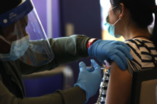 Một số cư dân Nam California cho biết cảm thấy không khỏe sau khi chích vaccine COVID-19