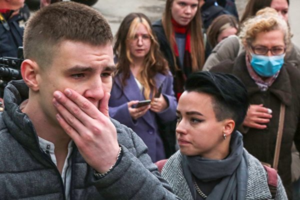 Chùm ảnh: 8 người thiệt mạng trong vụ xả súng tại một trường học ở Nga, người dân bày tỏ sự thương tiếc