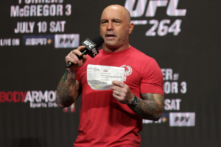 Diễn viên hài Joe Rogan cung cấp thông tin cập nhật sau khi mắc COVID-19