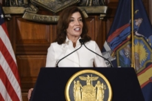 New York: Nhân viên chăm sóc sức khỏe chưa chích ngừa có thể bị thay thế bằng người ngoại quốc