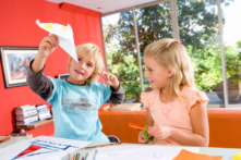 Chơi đồ hàng: Một cách học tại gia vui tươi và thú vị