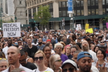 New York: Thẩm phán liên bang tạm hoãn lệnh chích ngừa bắt buộc đối với nhân viên y tế