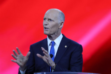TNS. Rick Scott gọi tên Giám đốc điều hành Kodak vì đã xin lỗi Trung Cộng qua bài đăng trên Instagram liên quan đến Tân Cương