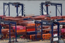 Niềm tin của người tiêu dùng Hoa Kỳ chạm mức thấp nhất trong 7 tháng; Thâm hụt thương mại hàng hóa mở rộng