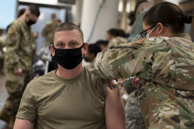 Quân đội Hoa Kỳ ra thời hạn cho việc chích vaccine COVID-19