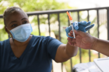 Hãng Pfizer: Hiệu quả của vaccine COVID-19 sẽ suy yếu theo thời gian