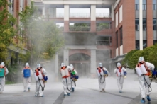 Một thành phố ở Trung Quốc đình chỉ các tuyến xe buýt, hỏa xa vì bùng phát dịch COVID-19