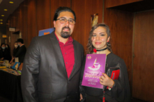 Một họa sĩ vẽ tranh minh họa cho biết: ‘Shen Yun khiến tôi vô cùng phấn khích’