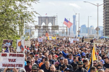 ‘Chúng ta đang bị cộng sản tiếp quản’: Hàng ngàn lính cứu hỏa và cảnh sát NYC phản đối chích ngừa bắt buộc trong cuộc biểu tình lớn chưa từng có