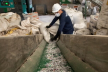 Philippines: Giữa vùng ô nhiễm đại dương lớn, một đội ngũ đang biến rác thải nhựa thành ván