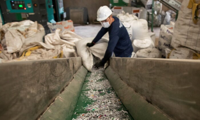 Philippines: Giữa vùng ô nhiễm đại dương lớn, một đội ngũ đang biến rác thải nhựa thành ván