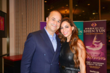 Một nha sĩ xúc động trước những câu chuyện được kể bởi Shen Yun