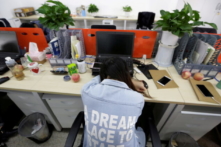 Nhân viên kỹ thuật Trung Quốc tiết lộ giờ làm việc giữa sự chỉ trích văn hóa ‘996’