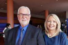 Cặp vợ chồng cho biết Shen Yun khiến họ háo hức mong chờ