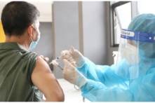 Tin Việt Nam ngày 13/10: Gần 3,500 ca mắc mới, 106 ca tử vong, Hà Nội cho bán hàng ăn tại chỗ, taxi, xe buýt hoạt động trở lại