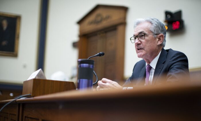 Ông Powell cho biết rủi ro lạm phát đang gia tăng, nhưng Fed có thể ‘kiên nhẫn’
