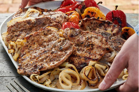 Thịt heo nướng tỏi cùng hạt thì là, ớt chuông và hành tây