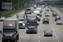 Tòa Bạch Ốc ra lệnh tạm thời nâng trọng tải hàng hóa cho xe tải